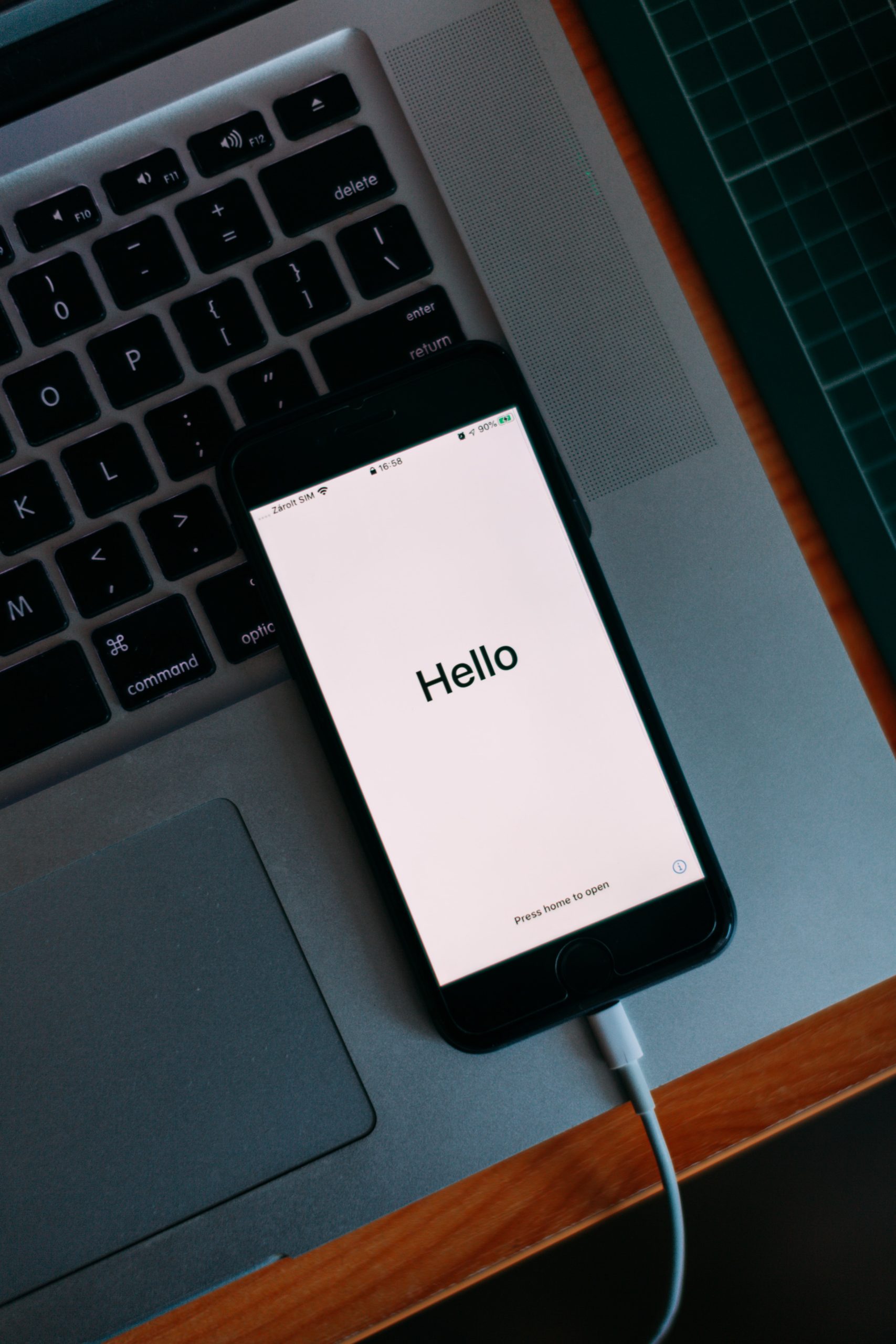 smartphone texte "hello" / bienvenu